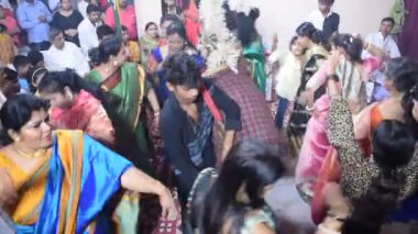 Delhi, Hindistan, Ekim 02: 2023 - Durga Idol 'un önünde ruhani dans yapan dindarlar, Durga Puja kutlamaları için Jhilmil Kolonisi Delhi' deki Kali Bari tapınağı, Durga utsav festivali, Ekim 2023