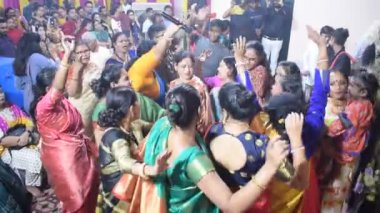 Delhi, Hindistan, Ekim 02: 2023 - Durga Idol 'un önünde ruhani dans yapan dindarlar, Durga Puja kutlamaları için Jhilmil Kolonisi Delhi' deki Kali Bari tapınağı, Durga utsav festivali, Ekim 2023