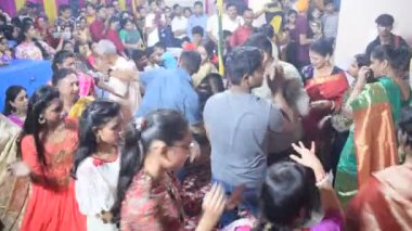 Delhi, Hindistan, Ekim 02: 2023 - Durga Idol 'un önünde ruhani dans yapan dindarlar, Durga Puja kutlamaları için Jhilmil Kolonisi Delhi' deki Kali Bari tapınağı, Durga utsav festivali, Ekim 2023