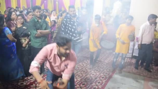 Delhi India Octubre 2023 Devotos Realizando Danza Espiritual Frente Durga — Vídeo de stock