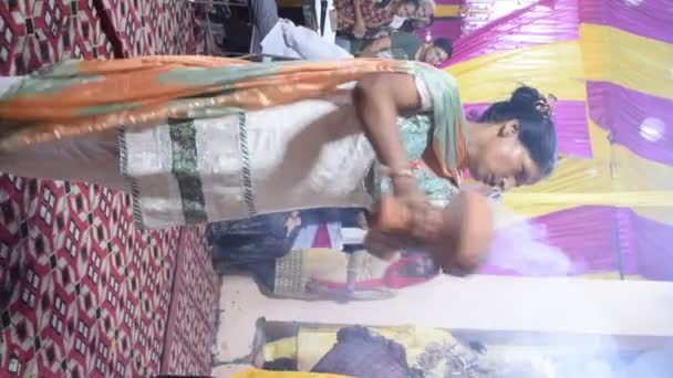 デリー インド 10月022023 ドゥルガアイドルの前にスピリチュアルダンスを行います ジュミルコロニーデリーのカリバー寺院でデュルガプジャのお祝い 2023年10月のデュルガヴァー祭り — ストック動画