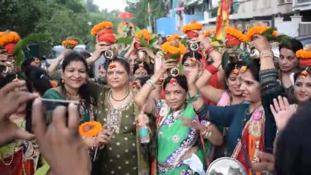 Nova Deli Índia Março 2024 Mulheres Com Kalash Cabeça Durante — Vídeo de Stock