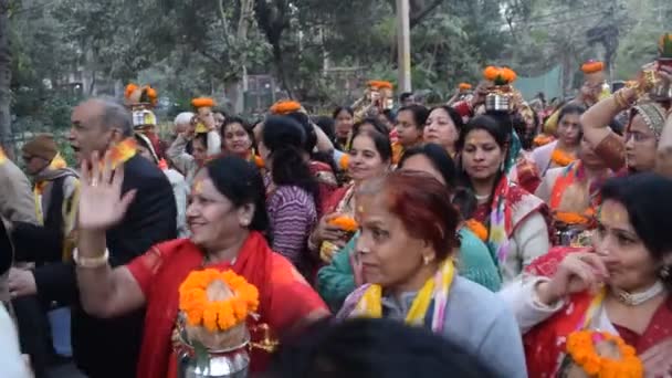 New Delhi Indien Mars 2024 Kvinnor Med Kalash Huvudet Jagannath — Stockvideo