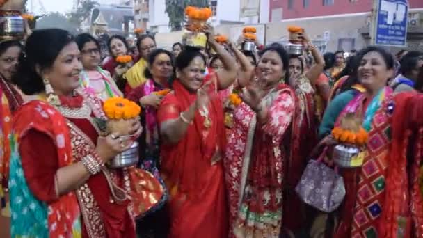 뉴델리 2024 Jagannath Temple Mangal Kalash Yatra 머리에 Kalash를 힌두교 — 비디오