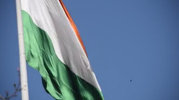 Bendera India Berkibar Tinggi Connaught Place Dengan Kebanggaan Langit Biru — Stok Video