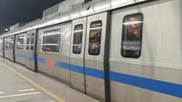 New Delhi India February 2024 Delhi Metro Train Arriving Jhandewalan — Stock Video