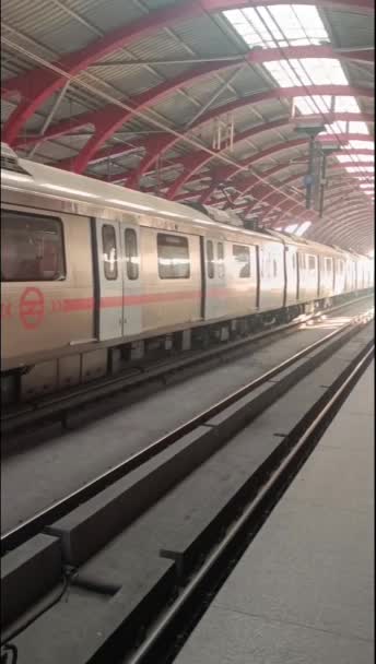 2024年2月17日 印度新德里 德里地铁到达印度新德里的Jhandewalan地铁站 亚洲公共地铁从Jhandewalan地铁站开出 — 图库视频影像
