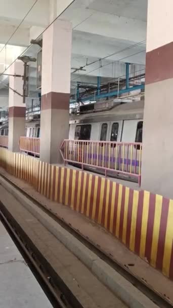 New Delhi India February 2024 Delhi Metro Train Arriving Jhandewalan — Stock Video