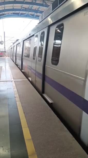 New Delhi India Februari 2024 Delhi Metro Trein Aankomen Jhandewalan — Stockvideo