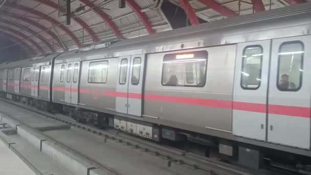 New Delhi Indie Lutego 2024 Delhi Metro Pociąg Przybywających Stacji — Wideo stockowe