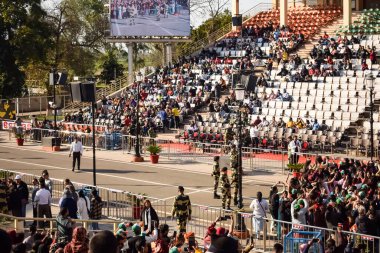 Wagah Sınırı, Amritsar, Punjab, Hindistan, 02 Şubat 2024 - Hindistan, Punjab yakınlarındaki Hindistan-Pakistan sınırında Sınır Güvenlik Kuvvetleri BSF muhafızlarının bayrak töreni
