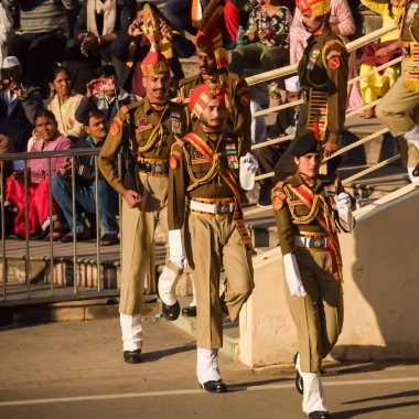 Wagah Sınırı, Amritsar, Punjab, Hindistan, 02 Şubat 2024 - Hindistan, Punjab yakınlarındaki Hindistan-Pakistan sınırında Sınır Güvenlik Kuvvetleri BSF muhafızlarının bayrak töreni