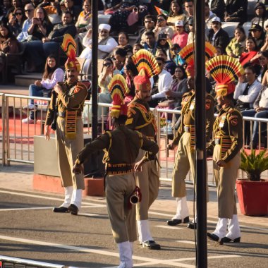 Wagah Sınırı, Amritsar, Punjab, Hindistan, 02 Şubat 2024 - Hindistan, Punjab yakınlarındaki Hindistan-Pakistan sınırında Sınır Güvenlik Kuvvetleri BSF muhafızlarının bayrak töreni