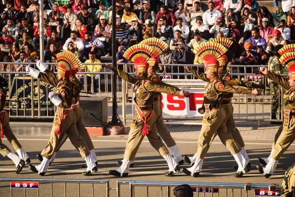 Wagah Sınırı, Amritsar, Punjab, Hindistan, 02 Şubat 2024 - Hindistan, Punjab yakınlarındaki Hindistan-Pakistan sınırında Sınır Güvenlik Kuvvetleri BSF muhafızlarının bayrak töreni