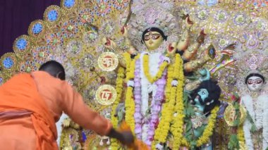 Kolkata, Hindistan, 29 Eylül 2023 - Hindistan 'daki en büyük Hindu festivali olan Güney Kolkata Durga Puja, Durga Puja Idol' a geleneksel bakış açısıyla Tanrıça Durga