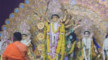 Kolkata, Hindistan, 29 Eylül 2023 - Hindistan 'daki en büyük Hindu festivali olan Güney Kolkata Durga Puja, Durga Puja Idol' a geleneksel bakış açısıyla Tanrıça Durga