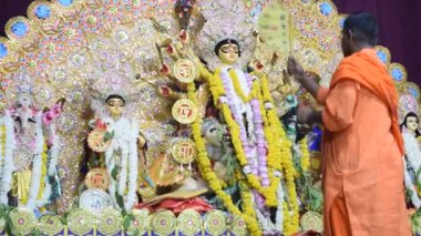 Kolkata, Hindistan, 29 Eylül 2023 - Hindistan 'daki en büyük Hindu festivali olan Güney Kolkata Durga Puja, Durga Puja Idol' a geleneksel bakış açısıyla Tanrıça Durga