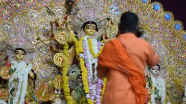 Kolkata, Hindistan, 29 Eylül 2023 - Hindistan 'daki en büyük Hindu festivali olan Güney Kolkata Durga Puja, Durga Puja Idol' a geleneksel bakış açısıyla Tanrıça Durga
