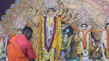 Kolkata, Hindistan, 29 Eylül 2023 - Hindistan 'daki en büyük Hindu festivali olan Güney Kolkata Durga Puja, Durga Puja Idol' a geleneksel bakış açısıyla Tanrıça Durga