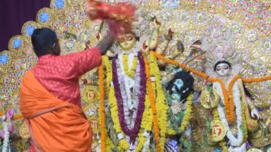 Kolkata, Hindistan, 29 Eylül 2023 - Hindistan 'daki en büyük Hindu festivali olan Güney Kolkata Durga Puja, Durga Puja Idol' a geleneksel bakış açısıyla Tanrıça Durga