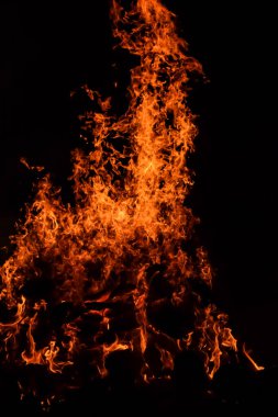Siyah arka planda alevler, alev alev dokusu arka planda, çok güzel, ateş yanıyor, ateş odun ve inek gübresi ateşiyle yanıyor.