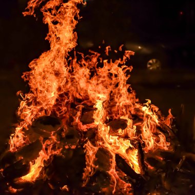 Siyah arka planda alevler, alev alev dokusu arka planda, çok güzel, ateş yanıyor, ateş odun ve inek gübresi ateşiyle yanıyor.