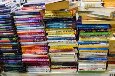 Yeni Delhi, Hindistan, 17 Şubat 2024 - Delhi Uluslararası Kitap Fuarı 'ndaki bir kitapçıda raflarda bulunan çeşitli kitaplar, Bharat Mandapam Kompleksi' ndeki Yıllık Kitap Fuarı 'nda sergilenen kitaplar