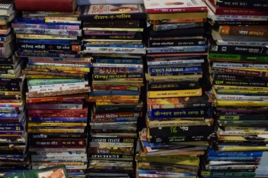 Yeni Delhi, Hindistan, 17 Şubat 2024 - Delhi Uluslararası Kitap Fuarı 'ndaki bir kitapçıda raflarda bulunan çeşitli kitaplar, Bharat Mandapam Kompleksi' ndeki Yıllık Kitap Fuarı 'nda sergilenen kitaplar