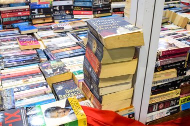 Yeni Delhi, Hindistan, 17 Şubat 2024 - Delhi Uluslararası Kitap Fuarı 'ndaki bir kitapçıda raflarda bulunan çeşitli kitaplar, Bharat Mandapam Kompleksi' ndeki Yıllık Kitap Fuarı 'nda sergilenen kitaplar