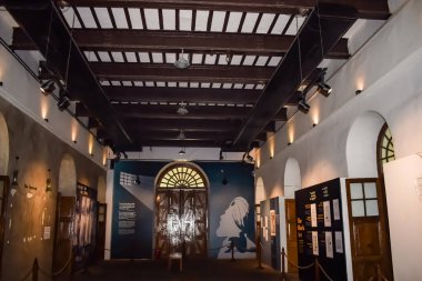 Yeni Delhi, Hindistan - 15 Nisan 2024 - Eski Delhi, Hindistan 'daki Kızıl Kale' de kimliği belirsiz turistler