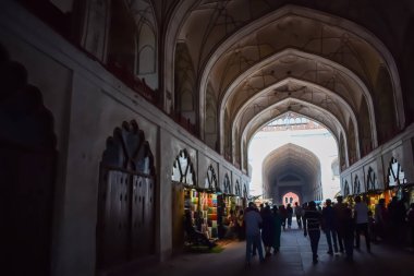 Yeni Delhi, Hindistan - 15 Nisan 2024 - Eski Delhi, Hindistan 'daki Kızıl Kale' de kimliği belirsiz turistler