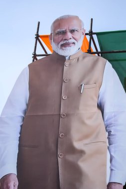 Yeni Delhi, Hindistan - 17 Şubat 2024 - Başbakan Narendra Modi, Başkentteki büyük bir seçim mitingine katılırken Başbakan Modi 'nin posteri olan BJP yol gösterisinde kesildi