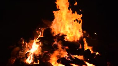 Siyah arka planda alevler, alev alev dokusu arka planda, çok güzel, ateş yanıyor, ateş odun ve inek gübresi ateşiyle yanıyor.