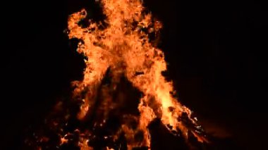 Siyah arka planda alevler, alev alev dokusu arka planda, çok güzel, ateş yanıyor, ateş odun ve inek gübresi ateşiyle yanıyor.