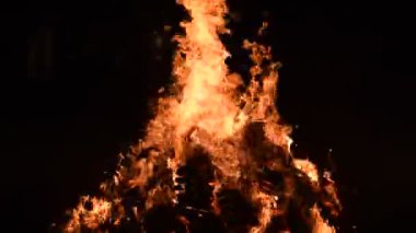 Siyah arka planda alevler, alev alev dokusu arka planda, çok güzel, ateş yanıyor, ateş odun ve inek gübresi ateşiyle yanıyor.