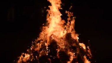 Siyah arka planda alevler, alev alev dokusu arka planda, çok güzel, ateş yanıyor, ateş odun ve inek gübresi ateşiyle yanıyor.