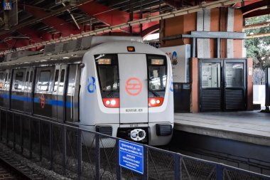Yeni Delhi, Hindistan, 17 Şubat 2024 - Delhi Metro treni Yeni Delhi, Hindistan, Asya 'daki Jhandewalan metro istasyonuna varıyor.