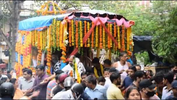 2023年7月1日 印度新德里 来自德里不同地区的众多信徒聚集在一起 庆祝拉塔 Ratha Yatra 或拉西特拉 Rathyatra Jagannath领主Jagannath Rath — 图库视频影像