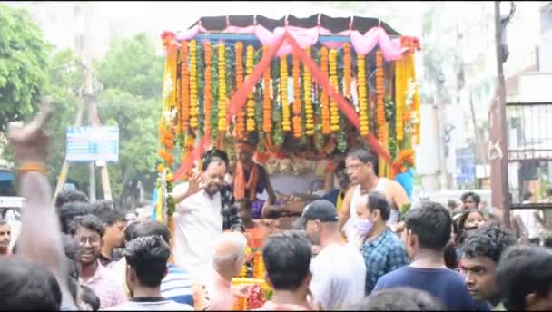 2023年7月1日 印度新德里 来自德里不同地区的众多信徒聚集在一起 庆祝拉塔 Ratha Yatra 或拉西特拉 Rathyatra Jagannath领主Jagannath Rath — 图库视频影像