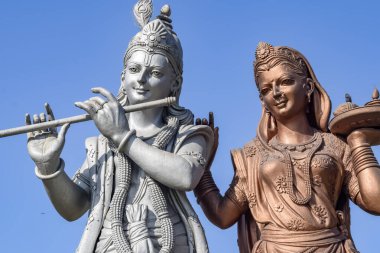 Delhi Uluslararası Havalimanı, Delhi, Hindistan, Lord Krishna ve Radha 'nın büyük heykeli Mahipalpur, Delhi' de gökyüzüne değen büyük bir heykel.