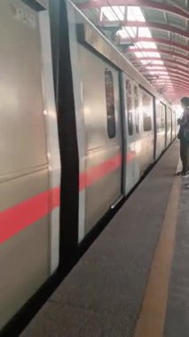 Yeni Delhi, Hindistan, 17 Şubat 2024 - Delhi Metro treni Yeni Delhi, Hindistan, Asya 'daki Jhandewalan metro istasyonuna varıyor.