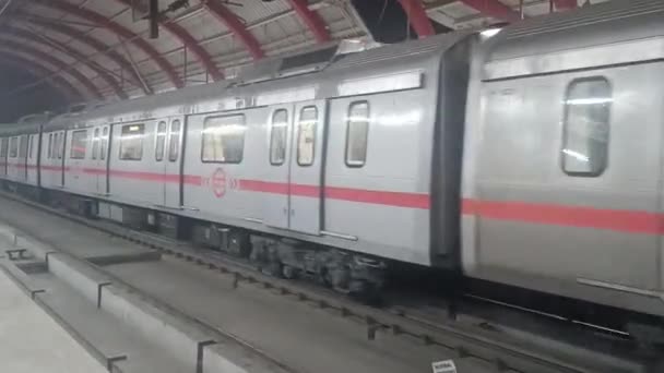 Νέο Δελχί Ινδία Φεβρουαρίου 2024 Δελχί Μετρό Τρένο Που Φθάνουν — Αρχείο Βίντεο