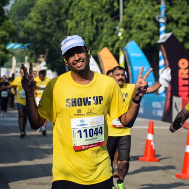 Yeni Delhi, Hindistan - 15 Ekim 2023 - Bitmek üzere olan maraton katılımcılarının bitiş çizgisini geçmek üzere olan Delhi Yarı Maratonu 2023