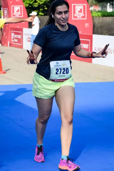 インドのニューデリー 10月15日 2023 ヴェーダンタデリーハーフマラソンレースの後 マラソン参加者がフィニッシュラインを横断しようとしています デリーハーフマラソン2023 — ストック写真