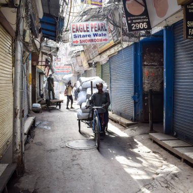 Eski Delhi, Hindistan, 15 Mart 2024 - Eski Delhi sokaklarında kimliği belirsiz adamlar, Eski Delhi 'de Chandni Chowk pazarının sokak fotoğrafları, Eski Delhi Caddesi Fotoğrafçılığı