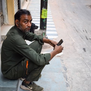 Eski Delhi, Hindistan, 15 Mart 2024 - Eski Delhi sokaklarında kimliği belirsiz adamlar, Eski Delhi 'de Chandni Chowk pazarının sokak fotoğrafları, Eski Delhi Caddesi Fotoğrafçılığı