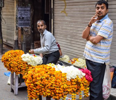Eski Delhi, Hindistan, 15 Mart 2024 - Eski Delhi sokaklarında kimliği belirsiz adamlar, Eski Delhi 'de Chandni Chowk pazarının sokak fotoğrafları, Eski Delhi Caddesi Fotoğrafçılığı