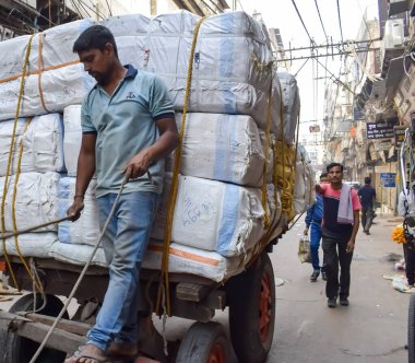 Eski Delhi, Hindistan, 15 Mart 2024 - Eski Delhi sokaklarında kimliği belirsiz adamlar, Eski Delhi 'de Chandni Chowk pazarının sokak fotoğrafları, Eski Delhi Caddesi Fotoğrafçılığı
