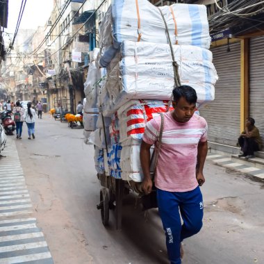 Eski Delhi, Hindistan, 15 Mart 2024 - Eski Delhi sokaklarında kimliği belirsiz adamlar, Eski Delhi 'de Chandni Chowk pazarının sokak fotoğrafları, Eski Delhi Caddesi Fotoğrafçılığı