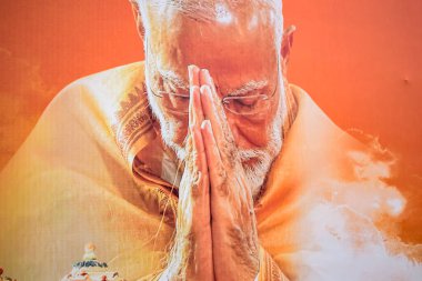 Yeni Delhi, Hindistan - 17 Şubat 2024 - Başbakan Narendra Modi, Başkentteki büyük bir seçim mitingine katılırken Başbakan Modi 'nin posteri olan BJP yol gösterisinde kesildi